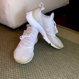 Men’s Nike tennis shoes